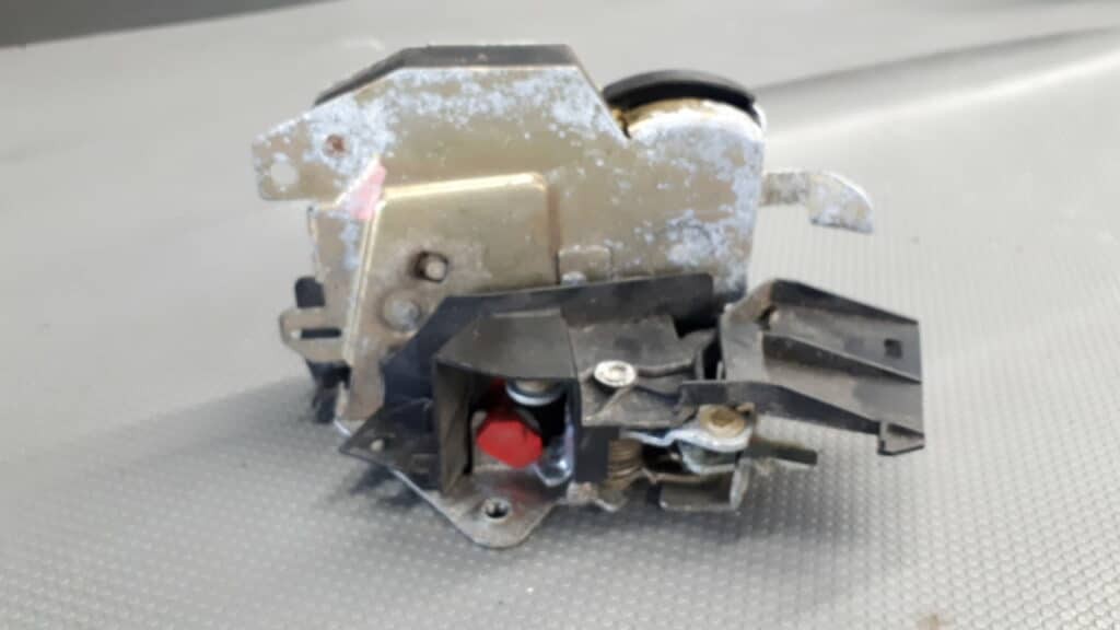 8122420 Zamek drzwi prawy tyl BMW E36