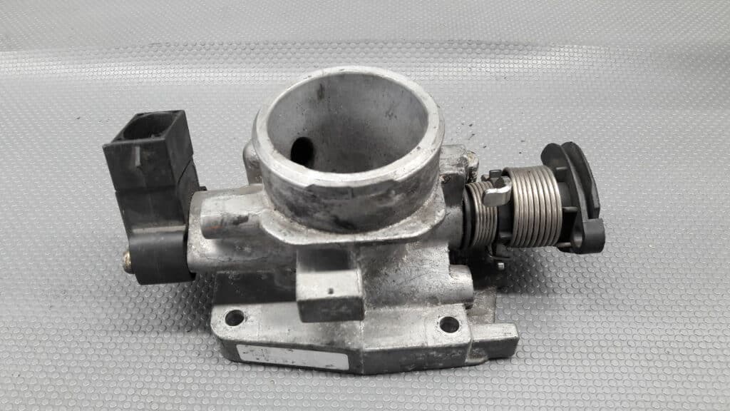 95BF9B989 Przepustnica Ford Fiesta MK4 LIFT 1,3