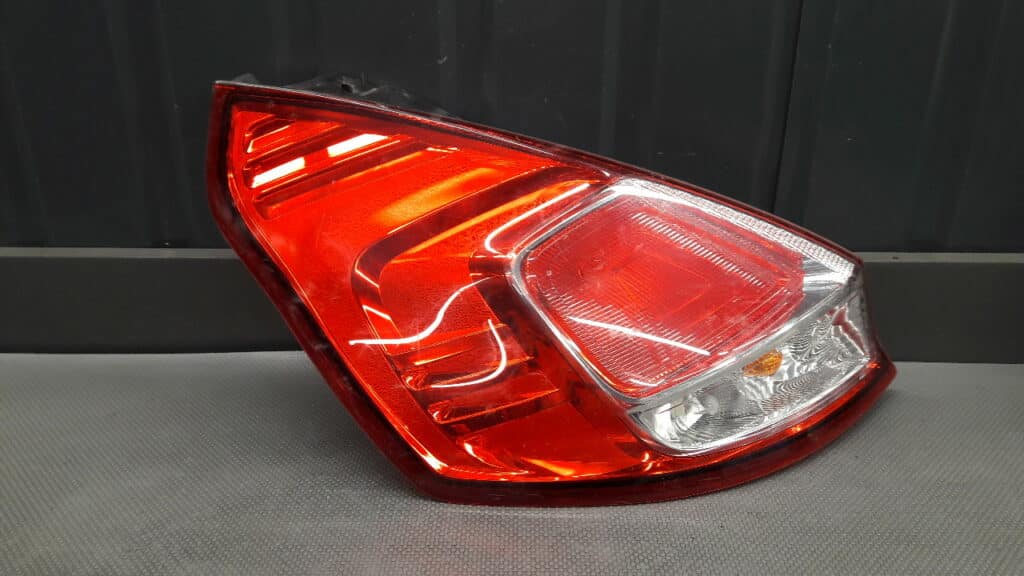 C1BB-13405-AA lampa lewy tyl Ford Fiesta MK7 Lift