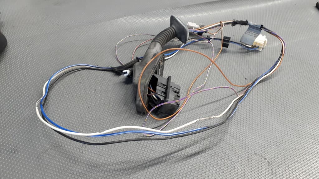 8368057 Instalacja drzwi prawy tyl BMW E36