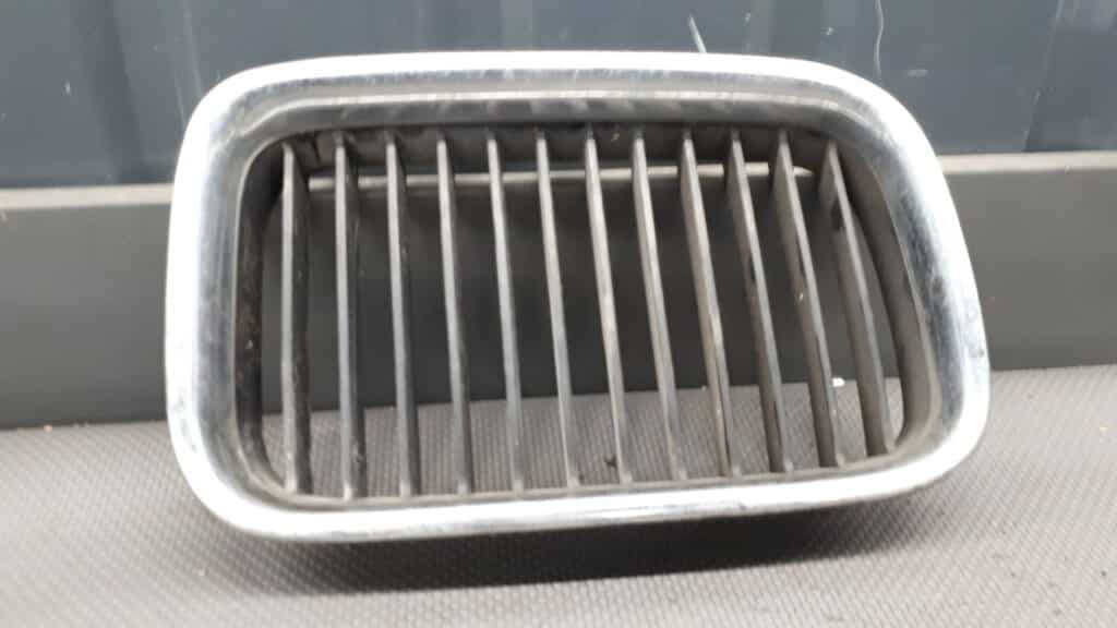 8122238 nerka atrapa  prawy przód BMW E36