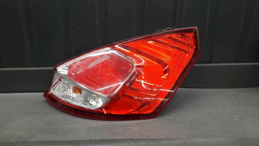 C1BB-13404-AA lampa prawy tyl Ford Fiesta MK7 Lift
