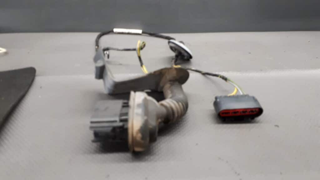 8v5t-14a584-gbf instalacja drzwi tył Ford Fiesta MK7