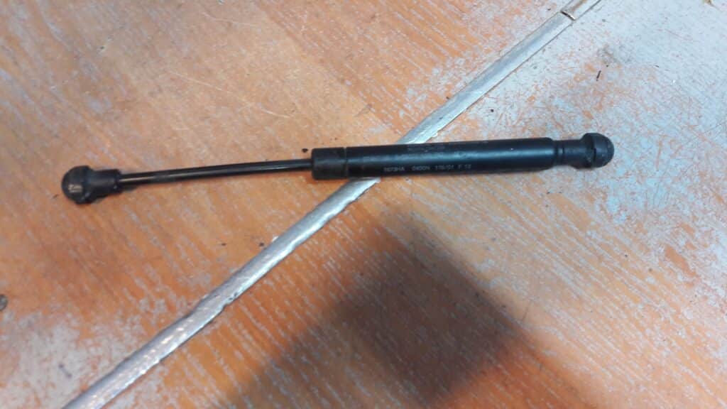 9154605 siłownik klapy Volvo S60 S80
