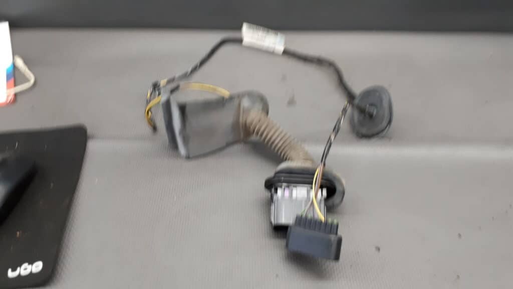 8v5t-14a584-hbf instalacja drzwi prawy przód Ford Fiesta MK7