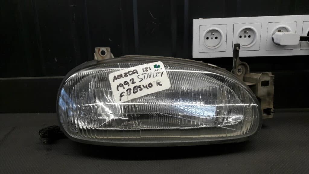 Reflektor prawy Mazda 121 Stanley 92r