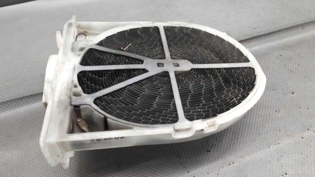 MR216495 Nagrzewnica Mitsubishi Carisma I