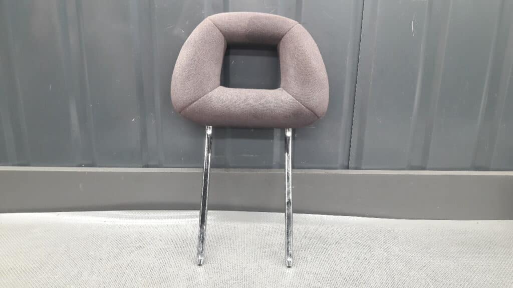 zaglowek fotela prawy Mercedes W168