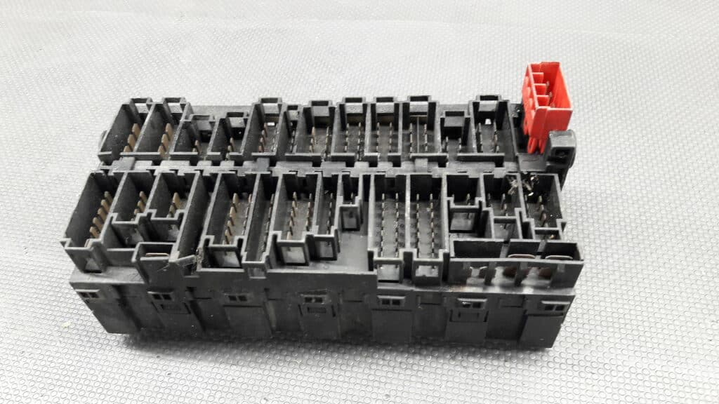 357937039 skrzynka bezpieczników Golf III 1.8 TDI