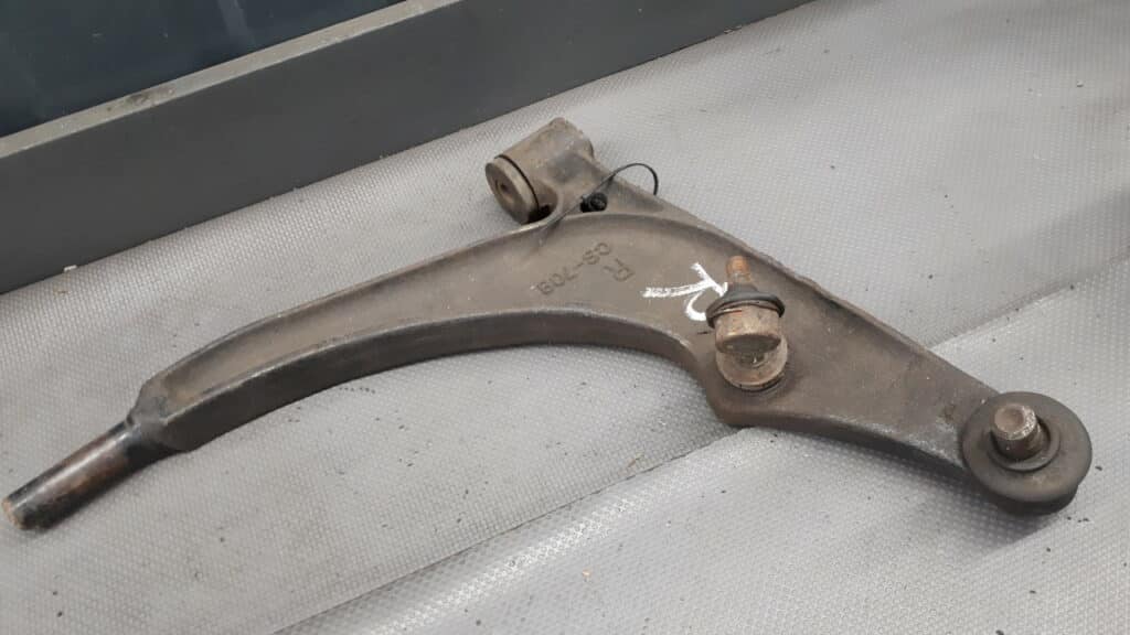 cs-708 wahacz prawy przód suzuki baleno