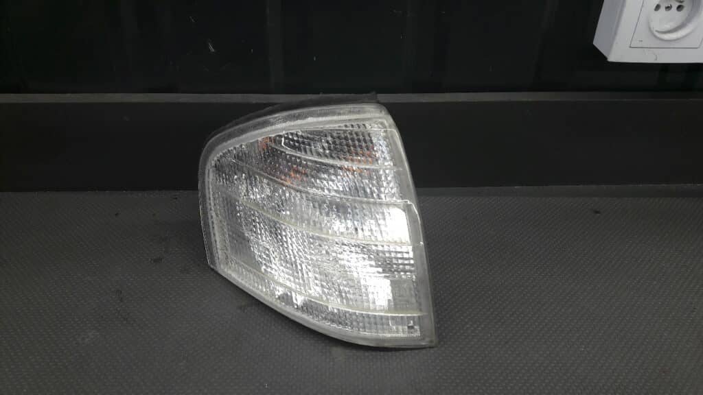Kierunkowskaz prawy przód Mercedes w202