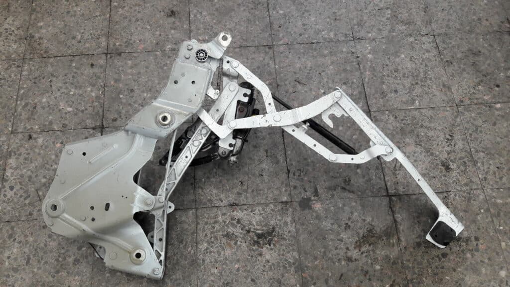 E95313423 Zawias klapy bagażnika lewy Renault Megane III