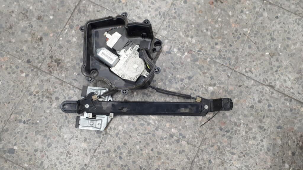1K0959703G mechanizm szyby lewy tył Seat Leon II 06r