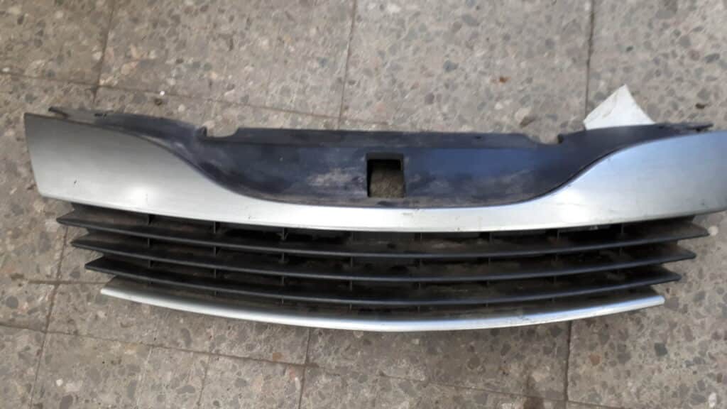 g000020885 grill atrapa renault laguna II 03r