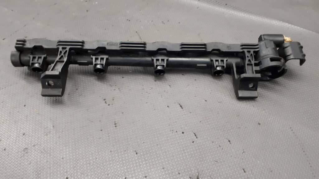 8A6G9H487AB Listwa Wtryskowa FORD FIESTA MK7 1.6 G