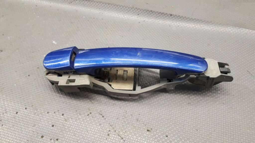 1M0837885C Klamka Drzwi Lewy Tyl VW PASSAT b6