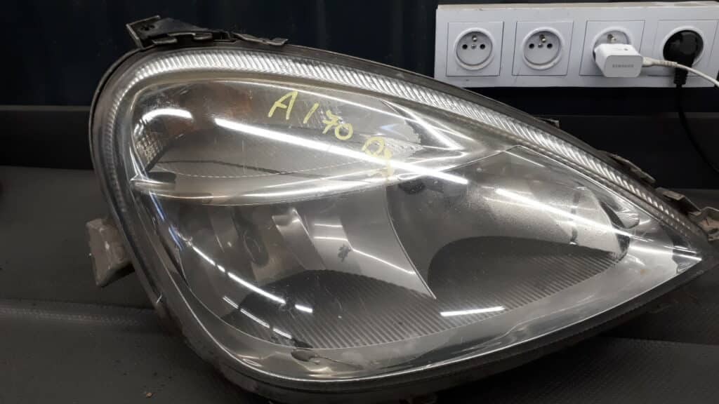 1305235593 Reflektor Prawy Przod Mercedes W168