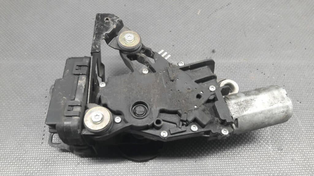 7061367 Silniczek wycieraczki tył  BMW E61 KOMBI