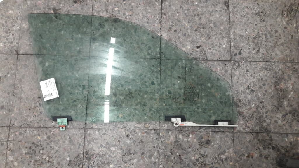 szyba drzwi prawy przod Lexus IS200 I 99r
