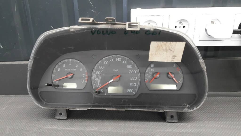 30857579 Licznik Volvo V40 1,8 GDI