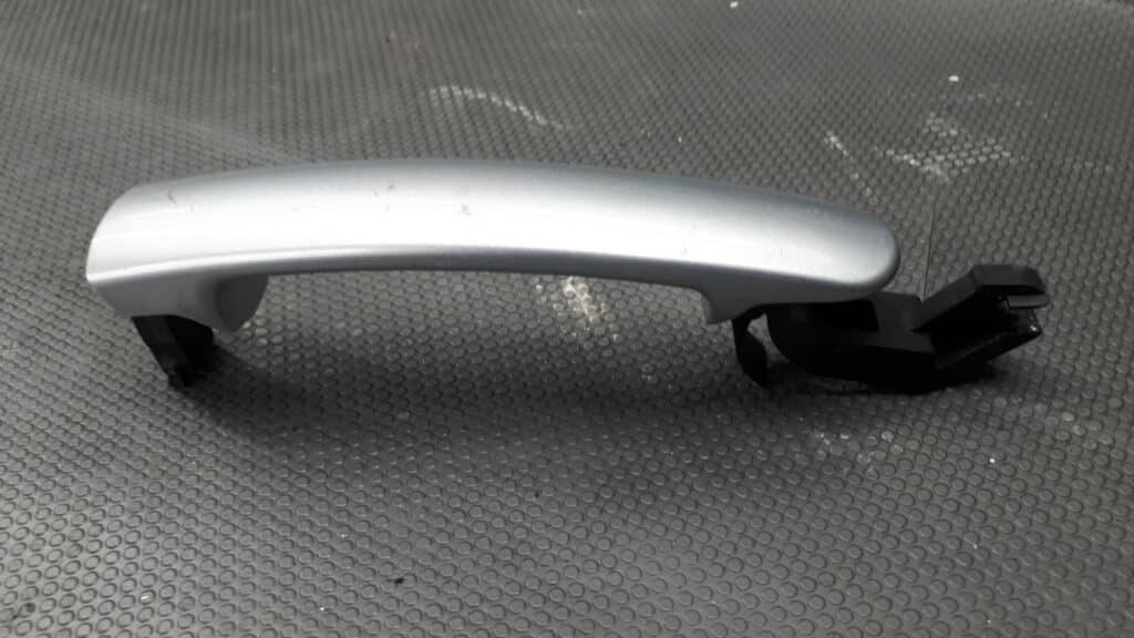 3B0837207 srebrna klamka lewy tyl vw golf v
