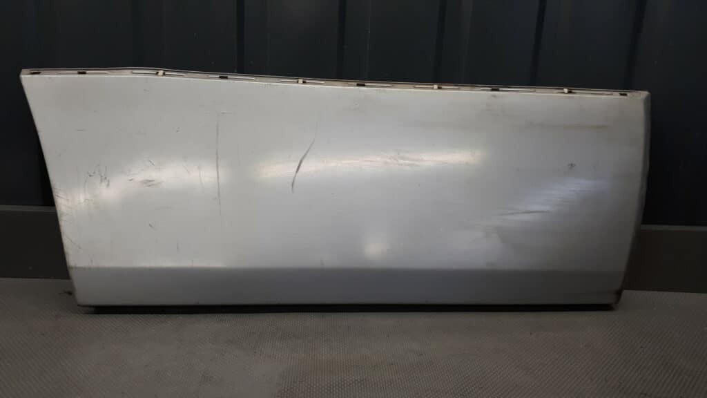 Listwa drzwi prawy tył Mercedes w124 90-94r szary