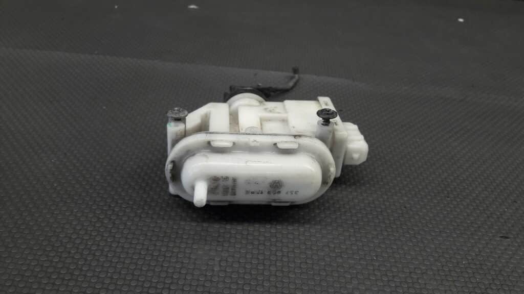 357862153C  Silownik centralnego zamka vw passat b3
