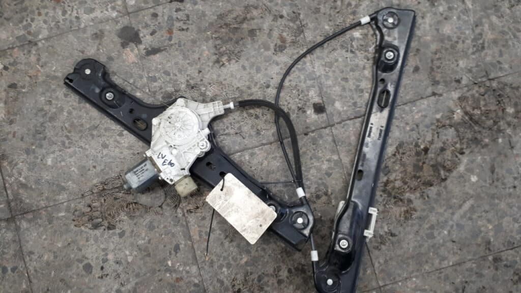 7140587E Mechanizm szyby lewy przod BMW E91 5d