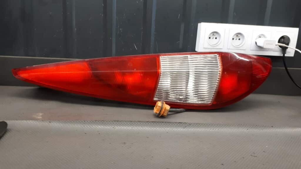 1S71-13405-C lampa lewa ford mondeo mk3 03-05 kombi