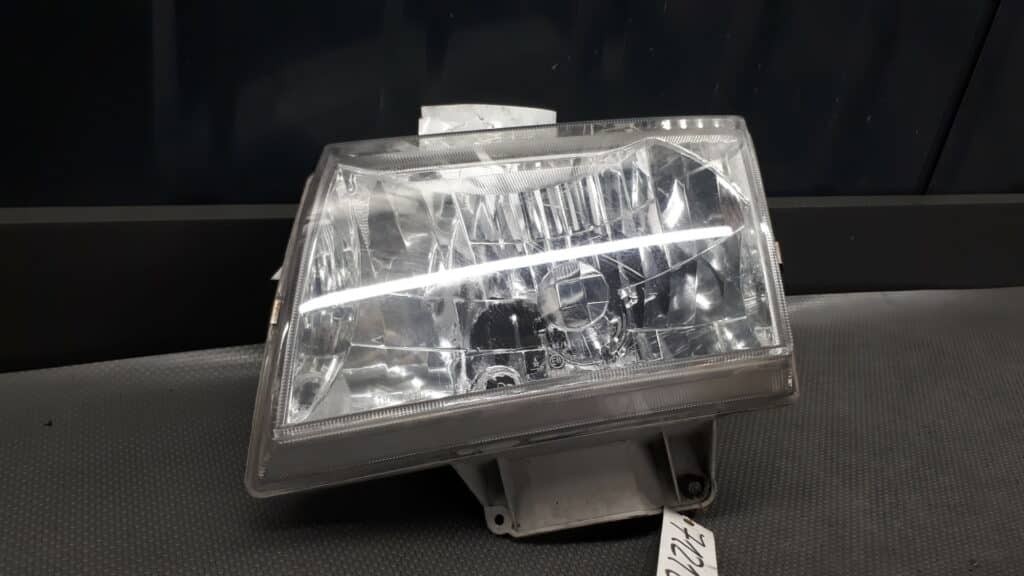 100-16300 Reflektor lewy Mazda B25 B-SIERE 03r