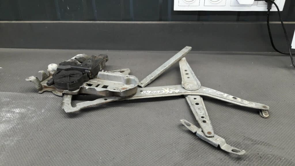 09113367 Mechanizm szyby lewy przód Opel Corsa C
