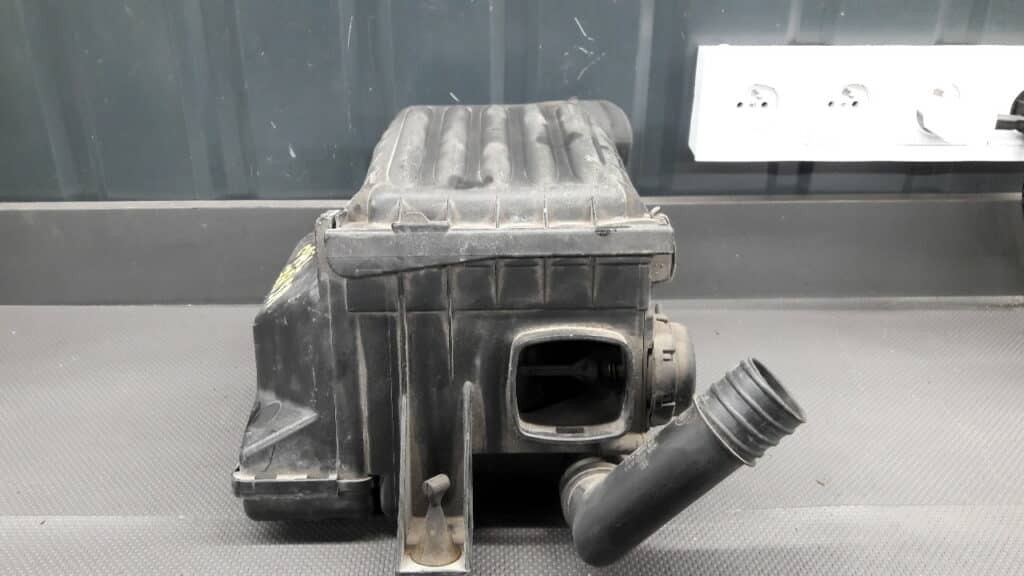 90467665 Obudowa filtra powietrza Opel Corsa B 2,0 CDTI