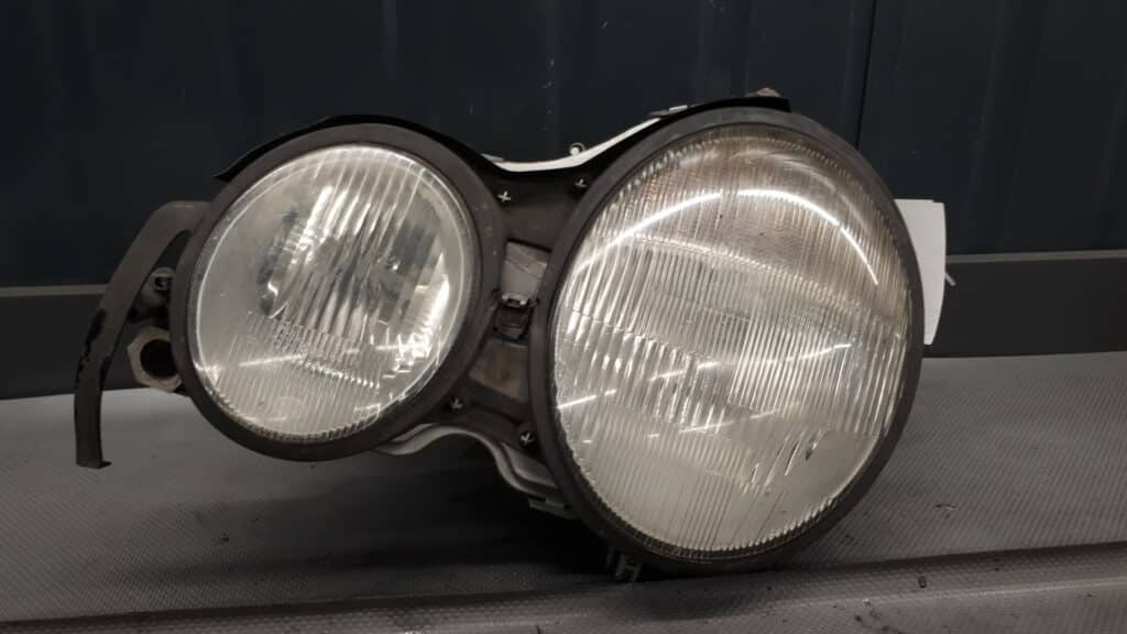 Reflektor lewy Mercedes W210 HELLA 97R