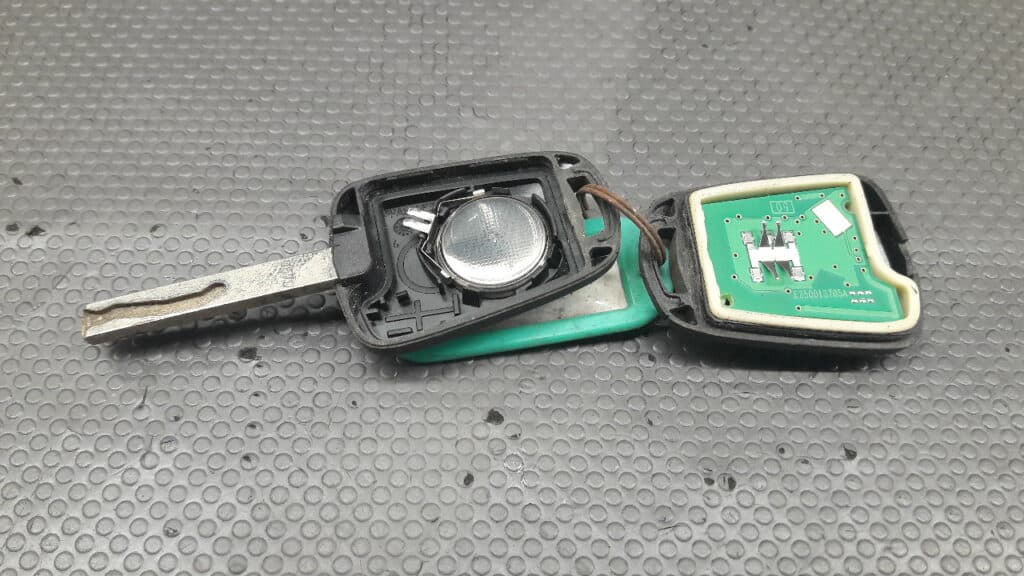 E250013705A pilot kluczyk Opel Corsa D
