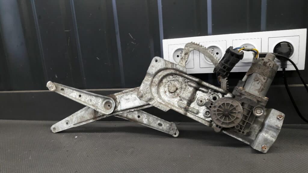 93274396 Mechanizm szyby prawy przód Opel Corsa B