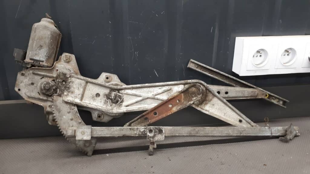 Mechanizm szyby prawy przod Alfa Romeo 166