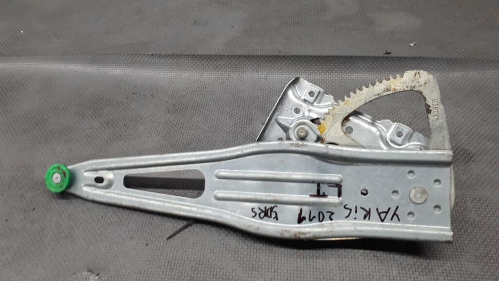 Mechanizm szyby lewy tył Toyota Yaris II