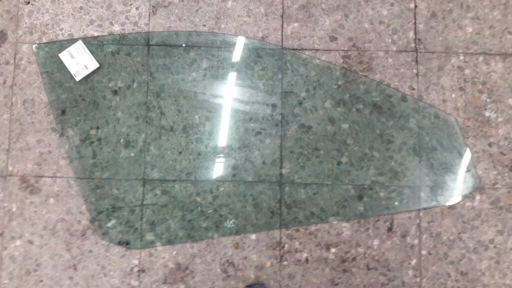 szyba drzwi prawy przod Audi A4 B5 98r