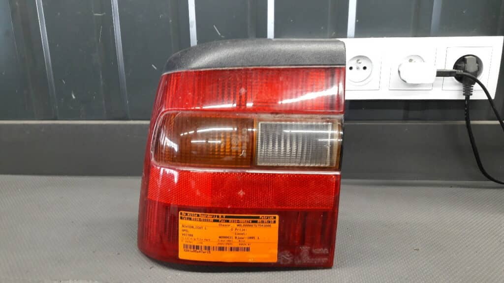 90506197 Lampa lewy tył Opel Vectra B Anglik