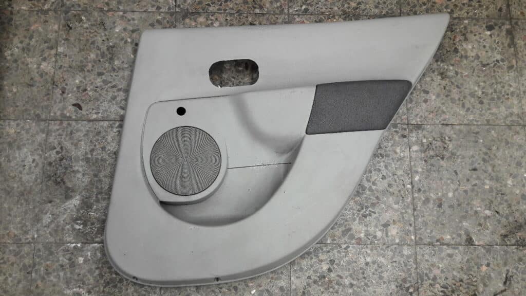 820017206 boczek drzwi prawy tyl Renault Modus I EU