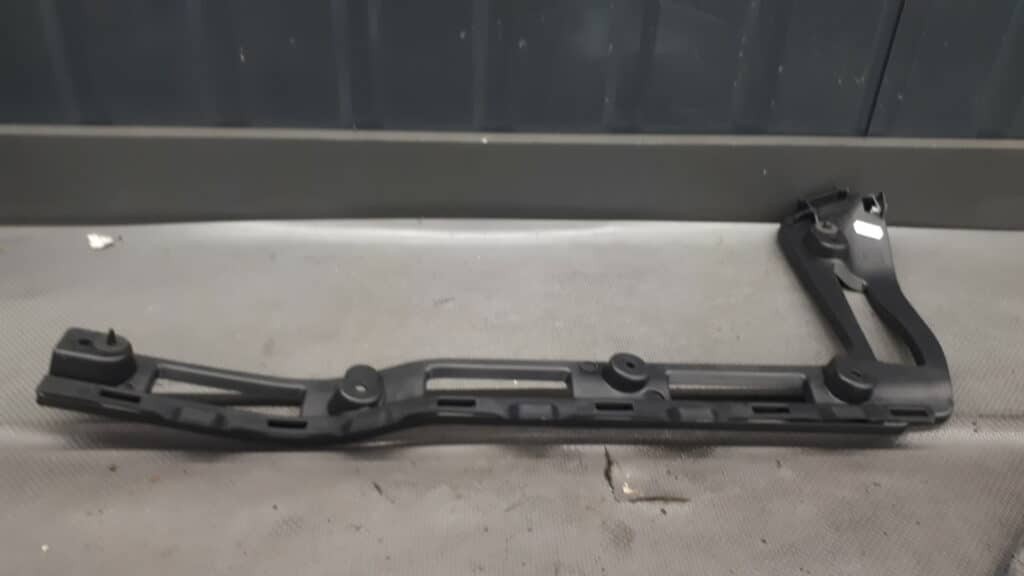 BM51-N40251-A Mocowanie blendy tyl Ford Focus MK3