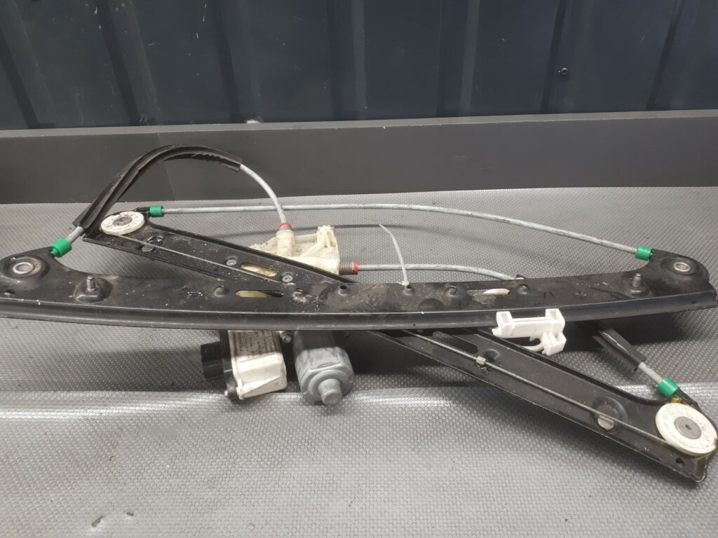 E007083011 Mechanizm szyby prawy przod BMW X3 E83