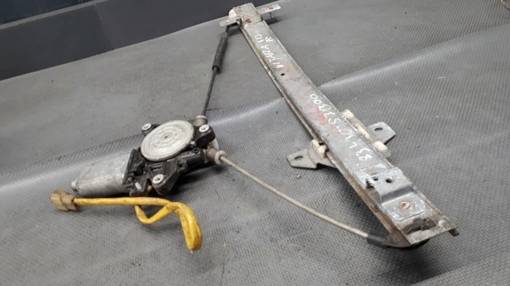 83430-57800 mechanizm szyby prawy przód Suzuki Vitara 95-98r 4D