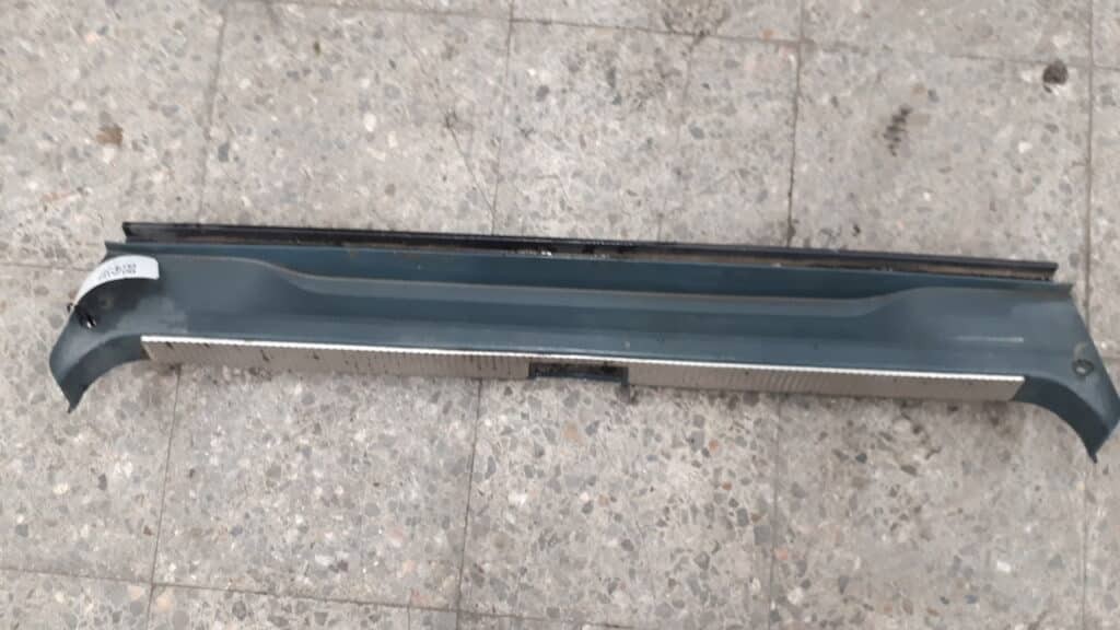8D9863471B osłona pasa tył bagażnika Audi A4 B5 zielony
