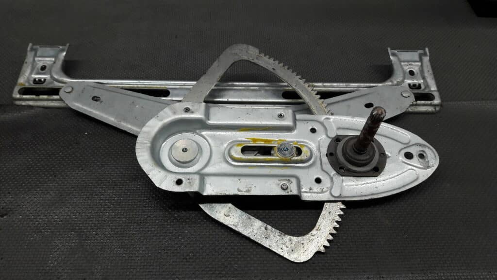 4M51-A045H23-B mechanizm szyby lewy tyl focus mk2