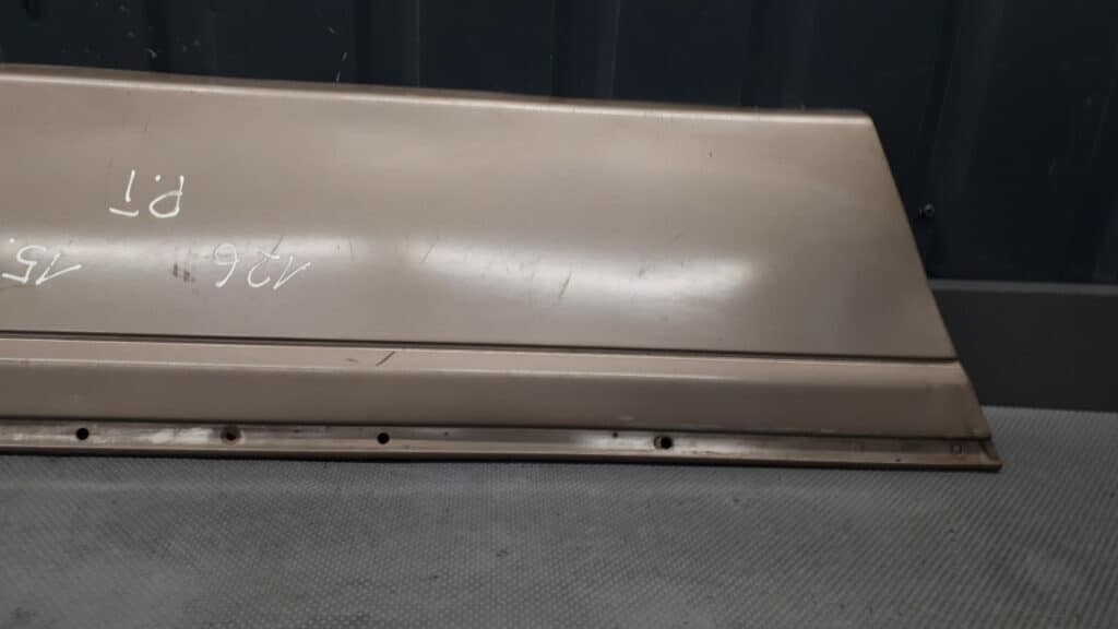 1266904040 listwa drzwi prawy tył Mercedes w126 brązowy