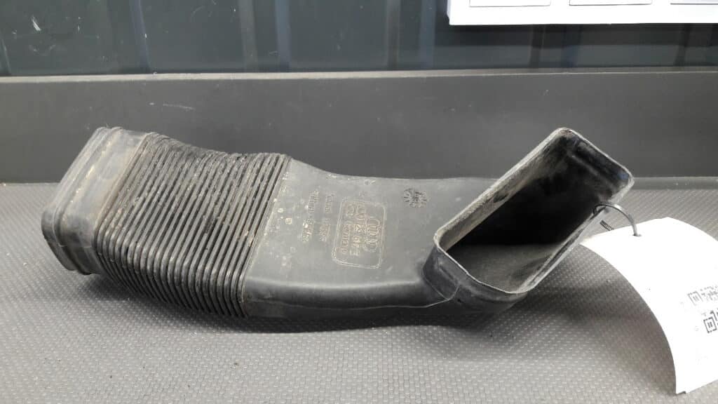 8D0129617E Rura dolot powietrza Audi A6 C5 2,5 TDI