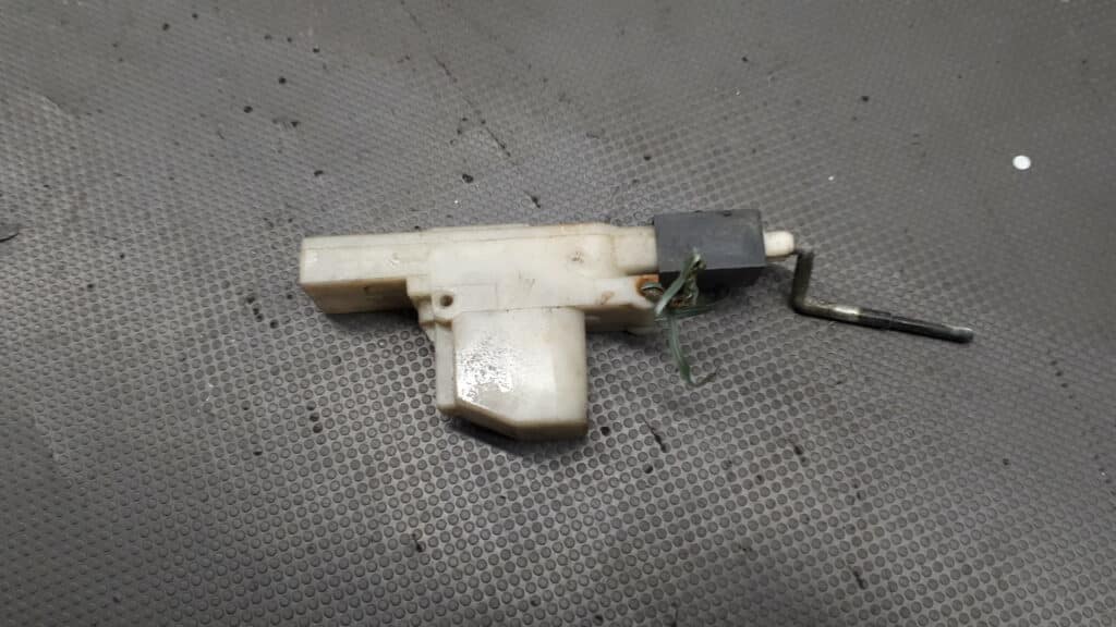1385119 Silownik Wlewu Klapki Paliwa Centralny BMW