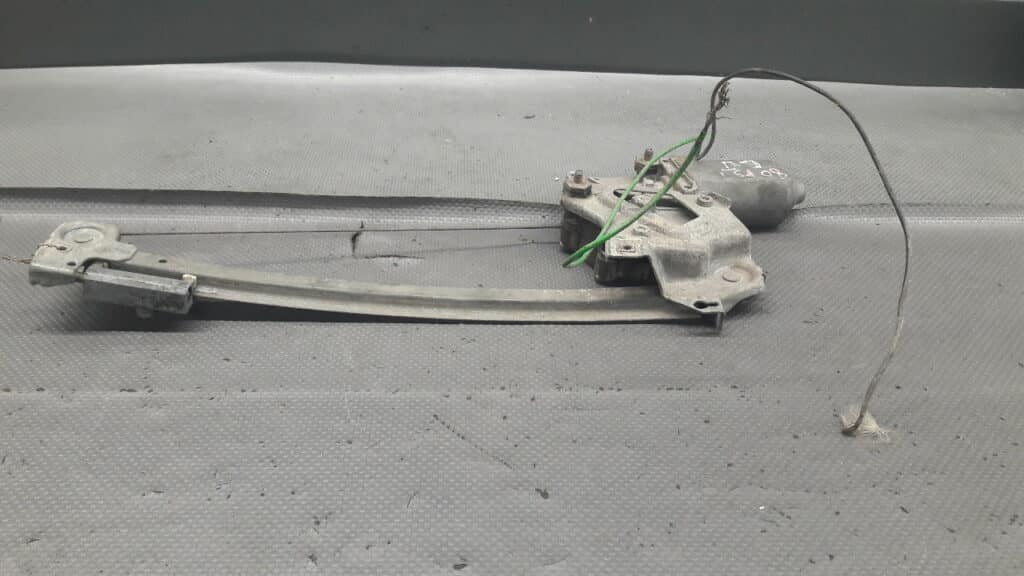 893959801a mechanizm szyby lewy tyl Audi 80 90