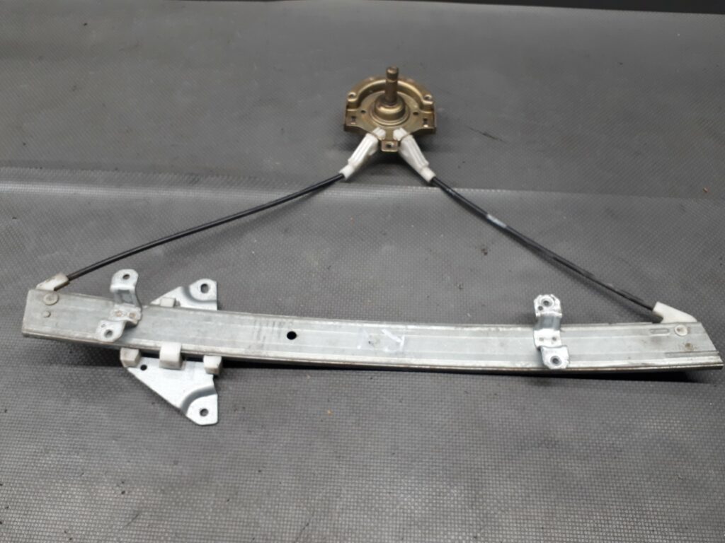 Mechanizm szyby prawy tyl Mitsubishi Lancer 95
